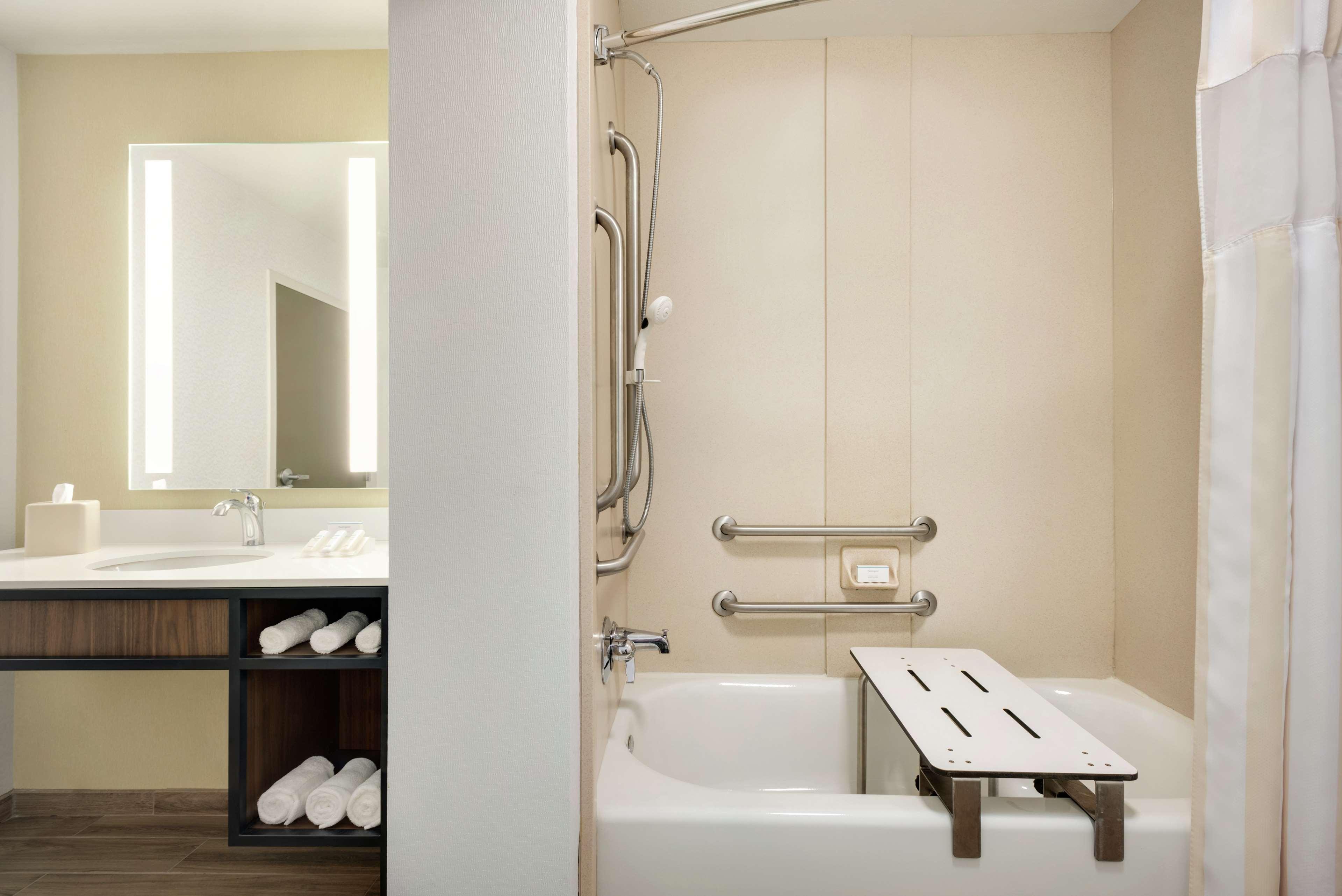 Hilton Garden Inn Dubuque Downtown Bagian luar foto
