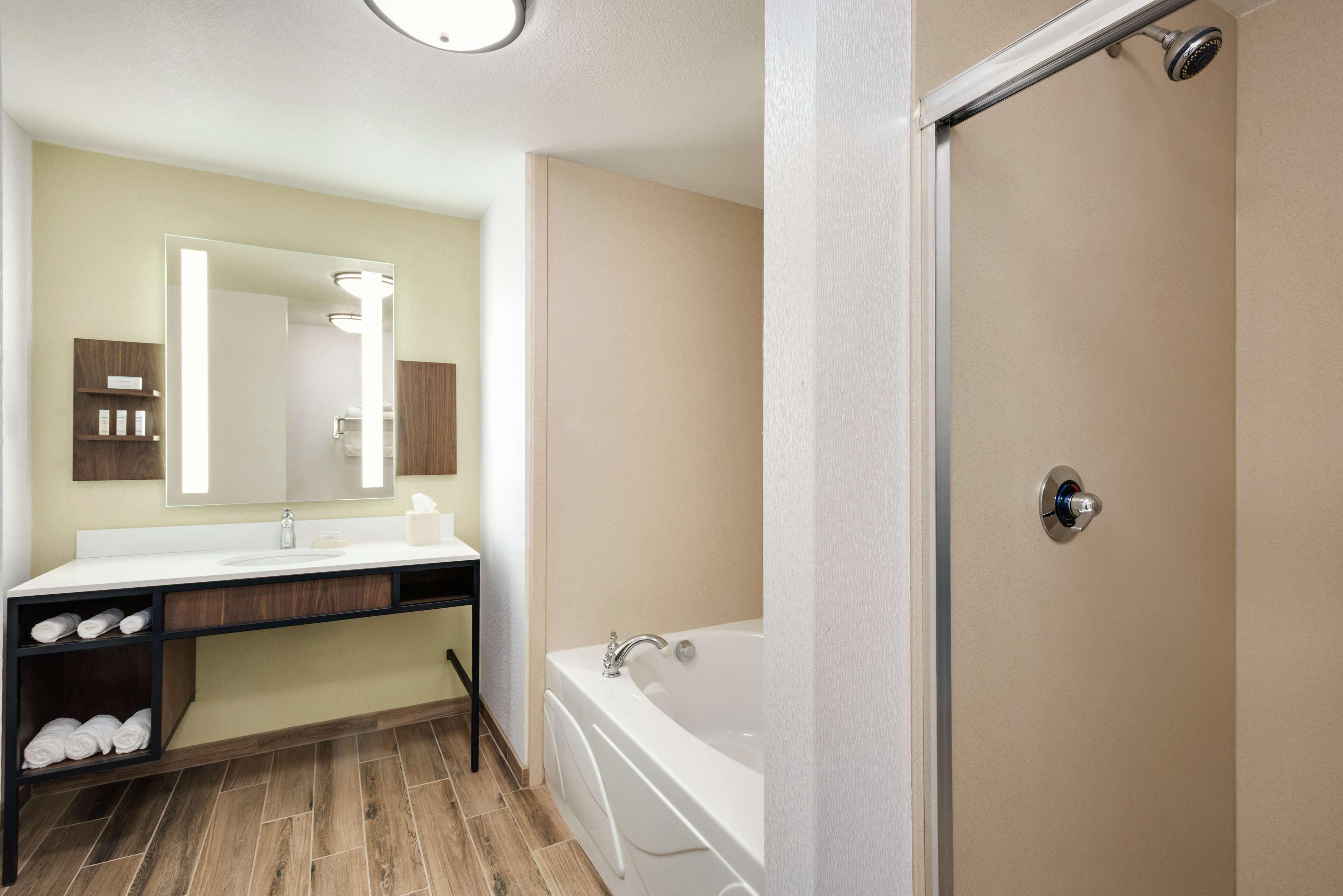 Hilton Garden Inn Dubuque Downtown Bagian luar foto
